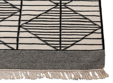 Lade das Bild in den Galerie-Viewer, New Design Original Authentic Hand Made Kilim India 240x170 CM
