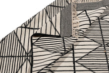 Lade das Bild in den Galerie-Viewer, New Design Original Authentic Hand Made Kilim India 240x170 CM
