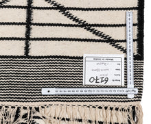 Lade das Bild in den Galerie-Viewer, New Design Original Authentic Hand Made Kilim India 240x170 CM
