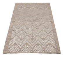Lade das Bild in den Galerie-Viewer, New Design Original Authentic Hand Made Kilim 200x140 CM
