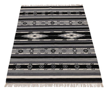 Lade das Bild in den Galerie-Viewer, New Design Original Authentic Hand Made Kilim India 200x140 CM
