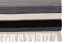 Lade das Bild in den Galerie-Viewer, New Design Original Authentic Hand Made Kilim India 200x140 CM
