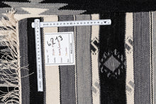 Lade das Bild in den Galerie-Viewer, New Design Original Authentic Hand Made Kilim India 200x140 CM
