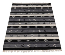 Carica l&#39;immagine nel visualizzatore di Gallery, New Design Original Authentic Hand Made Kilim India 200x140 CM
