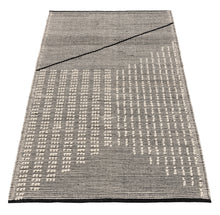 Carica l'immagine nel visualizzatore di Gallery, New Design Original Authentic Hand Made Kilim India 150x100 CM

