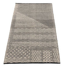 Lade das Bild in den Galerie-Viewer, New Design Original Authentic Hand Made Kilim India 170x100 CM
