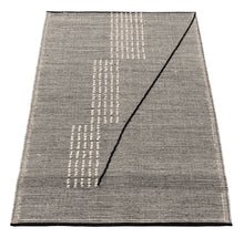 Carica l'immagine nel visualizzatore di Gallery, New Design Original Authentic Hand Made Kilim India 170x100 CM
