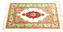Carica l'immagine nel visualizzatore di Gallery, Istanbul Antico Tappeto Hereche / Hereke in seta 100% - 73x46 CM
