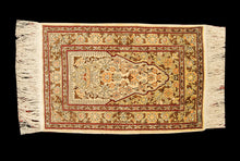 Load image into Gallery viewer, Antico Tappeto Hereche / Hereke in seta 100% Misura 70x43
