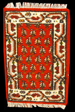 Carica l&#39;immagine nel visualizzatore di Gallery, Original Authentic Hand Made Carpet India Varanassi 60x40 CM
