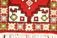 Carica l'immagine nel visualizzatore di Gallery, Original Authentic Hand Made Carpet India Varanassi 60x40 CM
