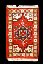 Carica l&#39;immagine nel visualizzatore di Gallery, Original Authentic Hand Made Carpet India Varanassi 60x40 CM
