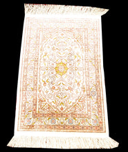 Lade das Bild in den Galerie-Viewer, Antico Tappeto Hereche / Hereke in seta 100% Misura 122x74

