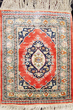 Carica l'immagine nel visualizzatore di Gallery, Antico Tappeto Hereche / Hereke in seta 100% - 60x41 CM
