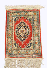 Carica l'immagine nel visualizzatore di Gallery, Antico Tappeto Hereche / Hereke in seta 100% - 60x41 CM
