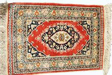 Carica l'immagine nel visualizzatore di Gallery, Antico Tappeto Hereche / Hereke in seta 100% - 60x41 CM
