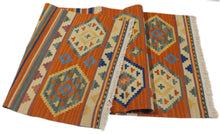 Lade das Bild in den Galerie-Viewer, kilim indiano moderno autentico originale 198x69 cm
