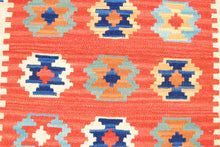 Carica l'immagine nel visualizzatore di Gallery, kilim indiano moderno autentico originale 198x69 cm
