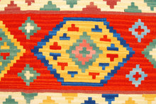 Carica l&#39;immagine nel visualizzatore di Gallery, kilim moderno autentico originale 244x168 cm

