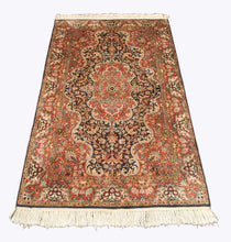 Carica l'immagine nel visualizzatore di Gallery, Original Authentic Hand Made Carpet India Serinegar 152x90 CM
