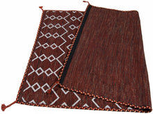 Carica l'immagine nel visualizzatore di Gallery, Kilim atentico, originale e fatto a mano 140x70 CM
